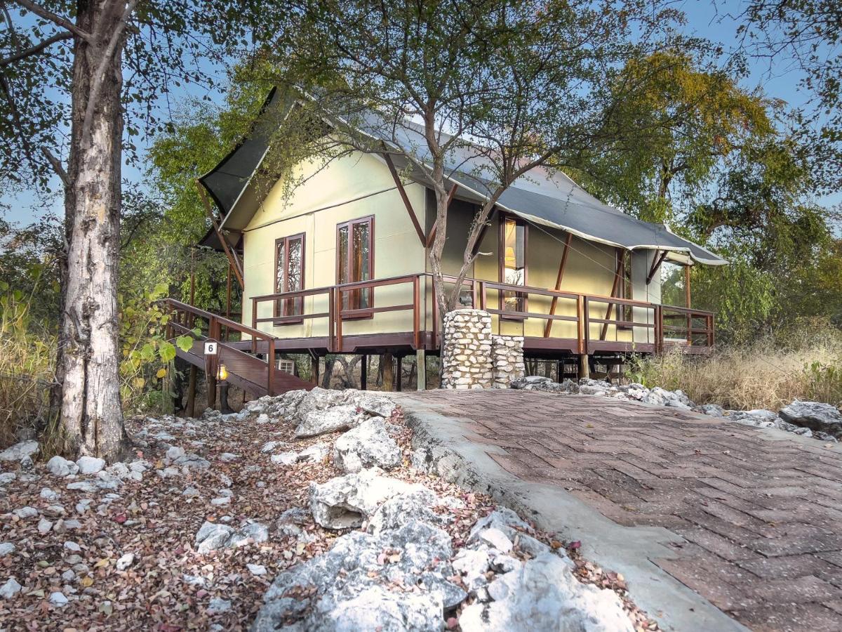 The Mushara Outpost Hotel Mokuti Lodge Екстериор снимка