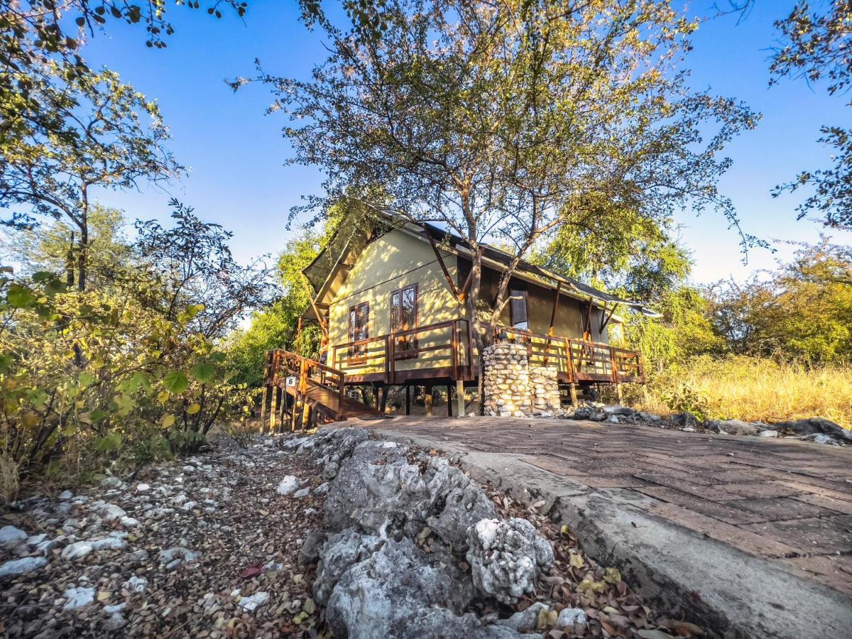 The Mushara Outpost Hotel Mokuti Lodge Екстериор снимка